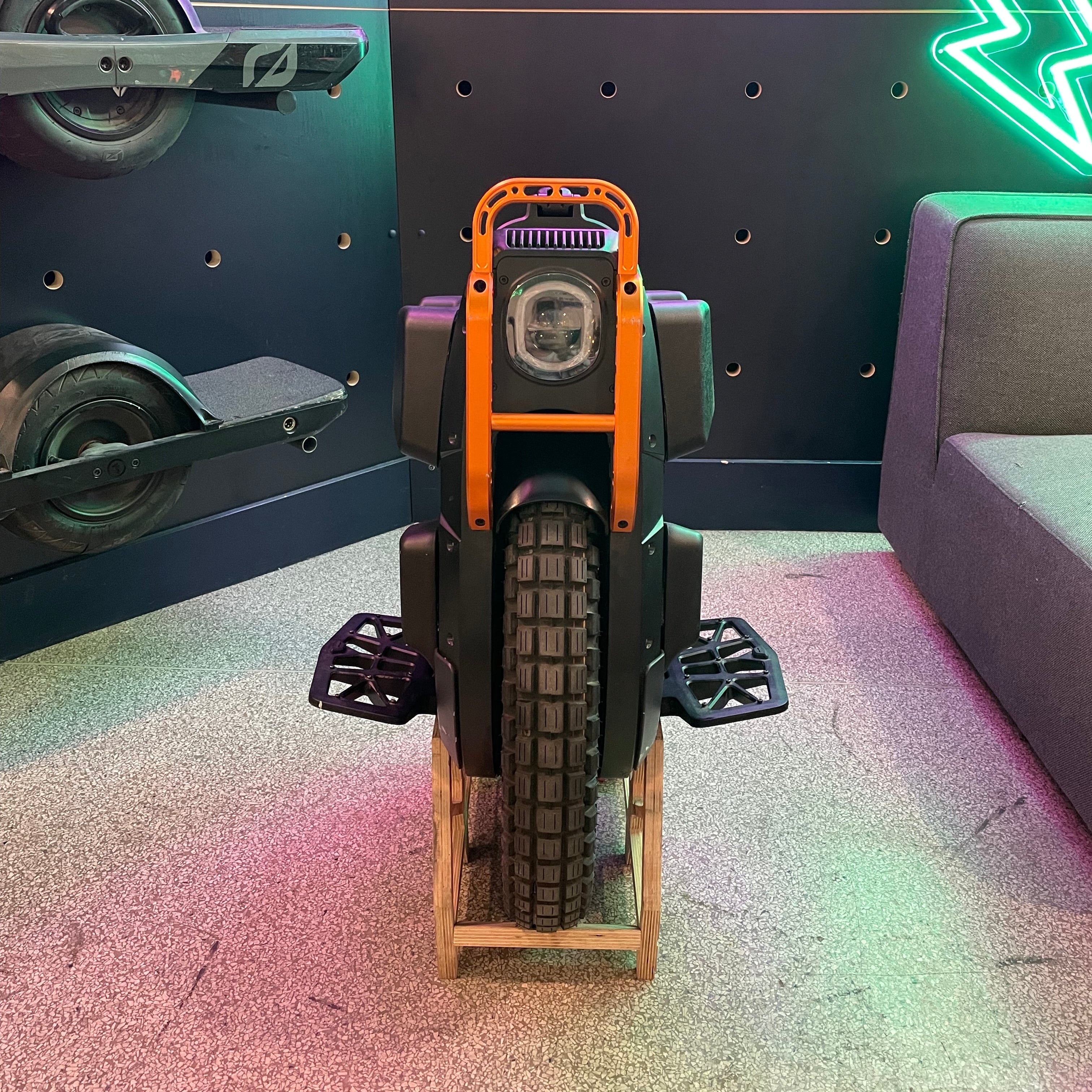 InMotion V13 Challenger - Display